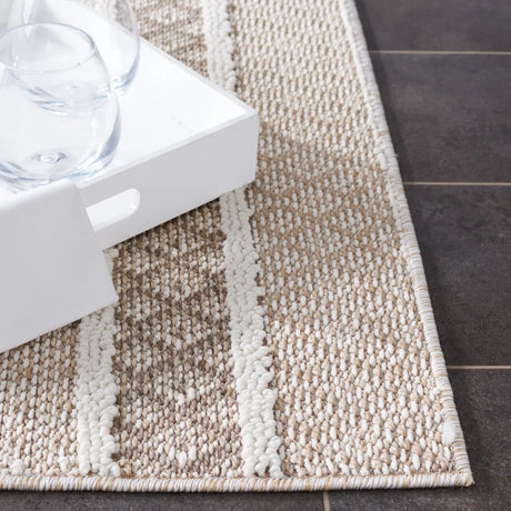 Safavieh Global 4'-0" x 6'-0" Rug in Beige / Ivory