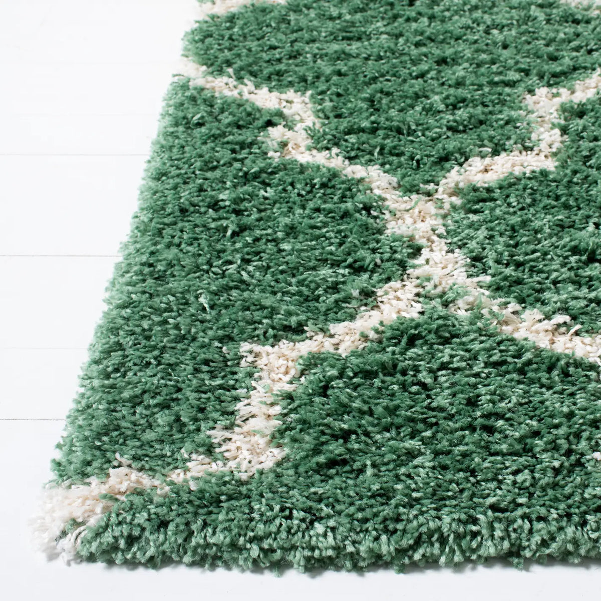 Safavieh Venus Shag 500 4'-0" x 6'-0" Rug in Green / Ivory