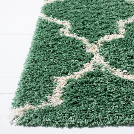 Safavieh Venus Shag 500 4'-0" x 6'-0" Rug in Green / Ivory