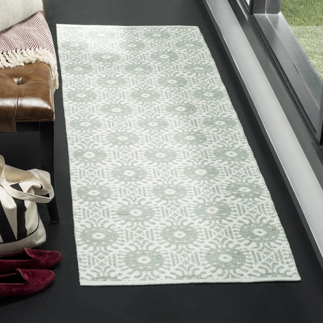 Safavieh Montauk 2'-3" x 7'-0" Rug in Light Green / Ivory