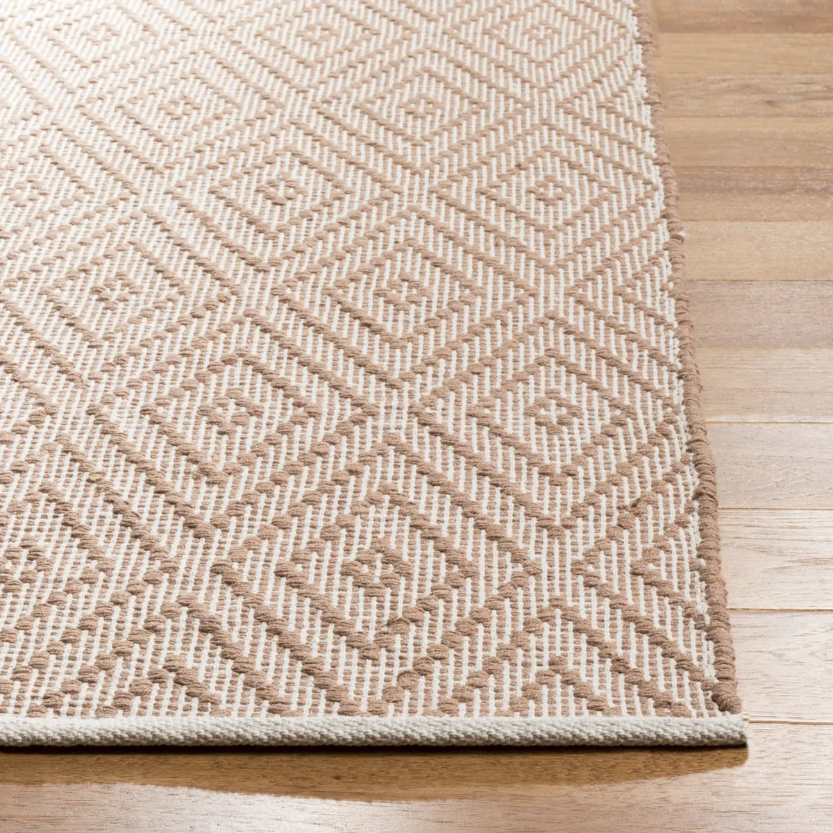 Safavieh Montauk 5'-0" x 8'-0" Rug in Beige / Ivory