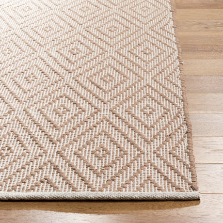 Safavieh Montauk 5'-0" x 8'-0" Rug in Beige / Ivory