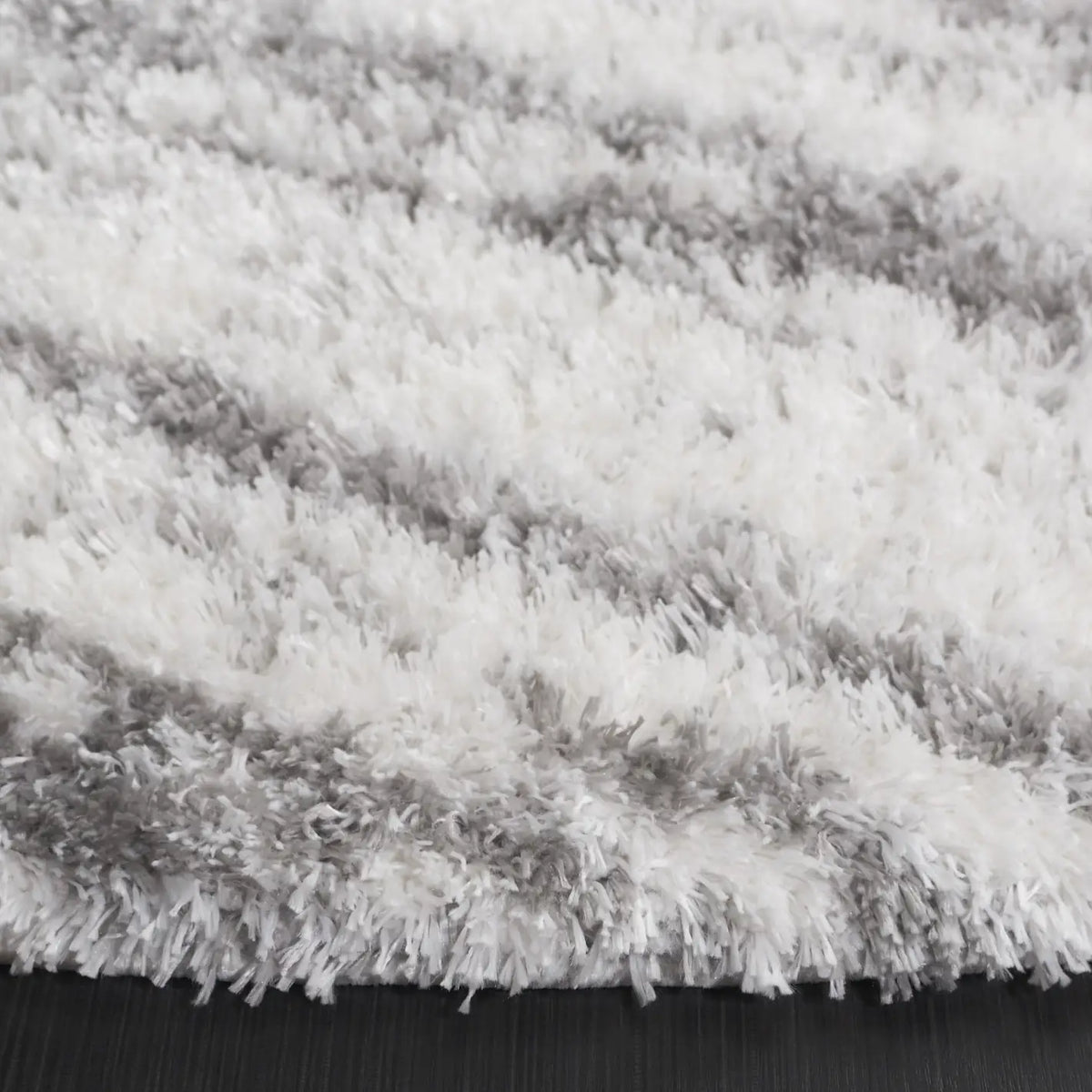 Safavieh Tahoe Shag 6'-7" x 6'-7" Rug in Ivory / Dark Grey