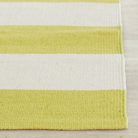 Safavieh Montauk 2'-3" x 7'-0" Rug in Green / Ivory