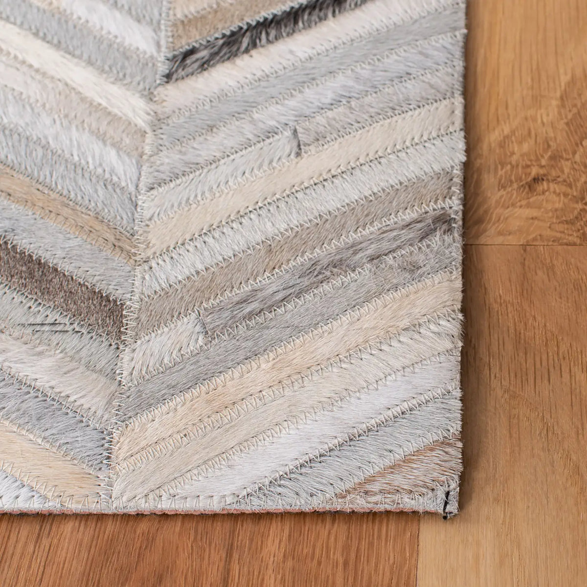 Safavieh Studio Leather 4'-0" x 6'-0" Rug in Ivory / Grey