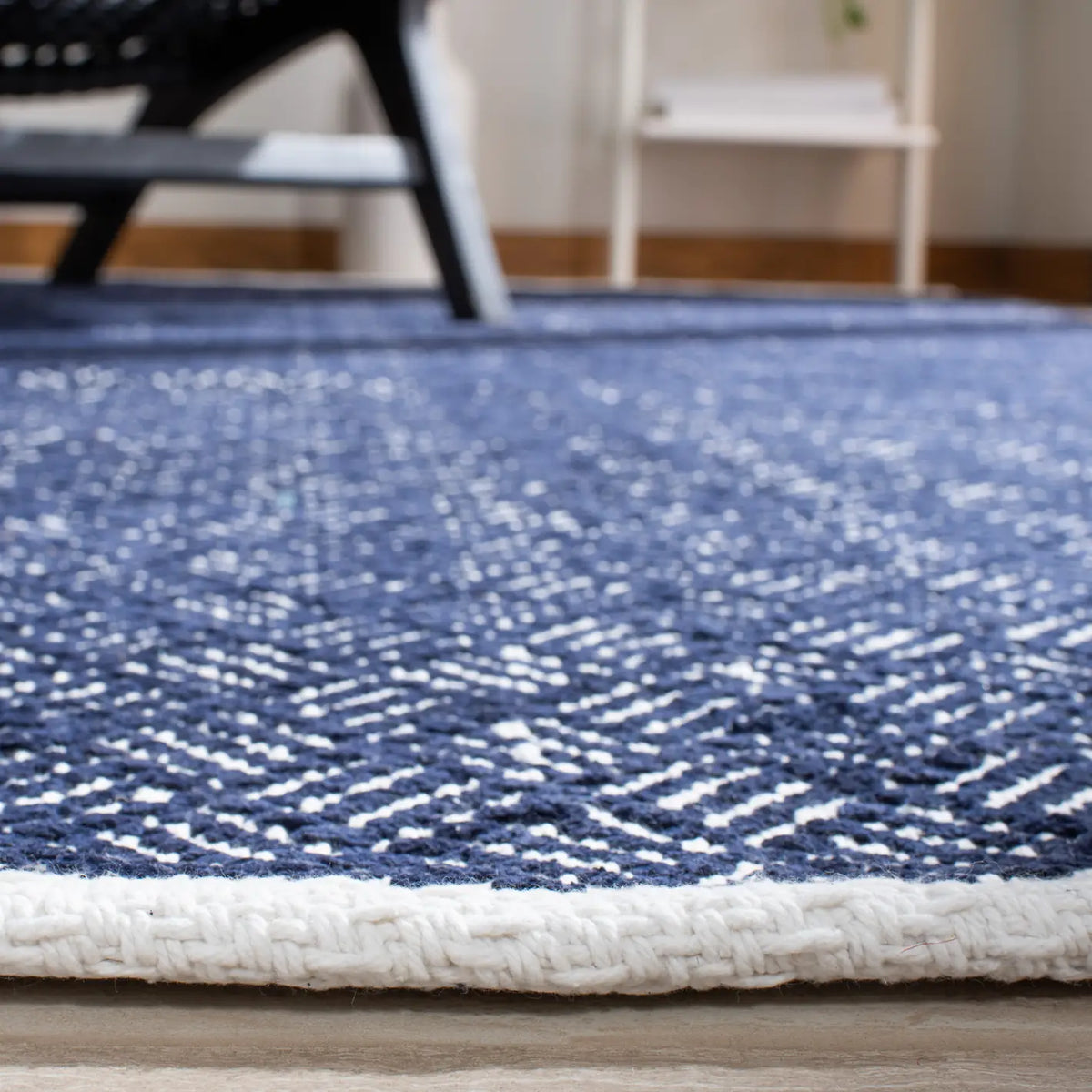 Safavieh Boston 4'-0" x 6'-0" Rug in Navy