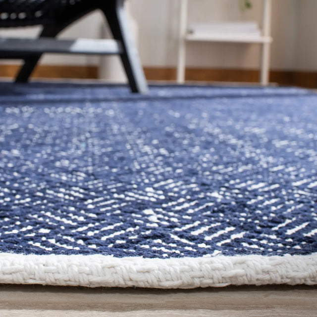 Safavieh Boston 4'-0" x 6'-0" Rug in Navy