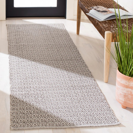 Safavieh Montauk 2'-3" x 7'-0" Rug in Ivory / Grey