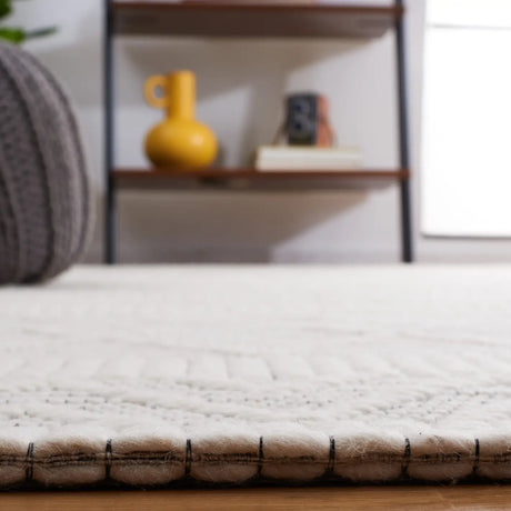 Safavieh Marbella 4'-0" x 6'-0" Rug in Ivory / Beige