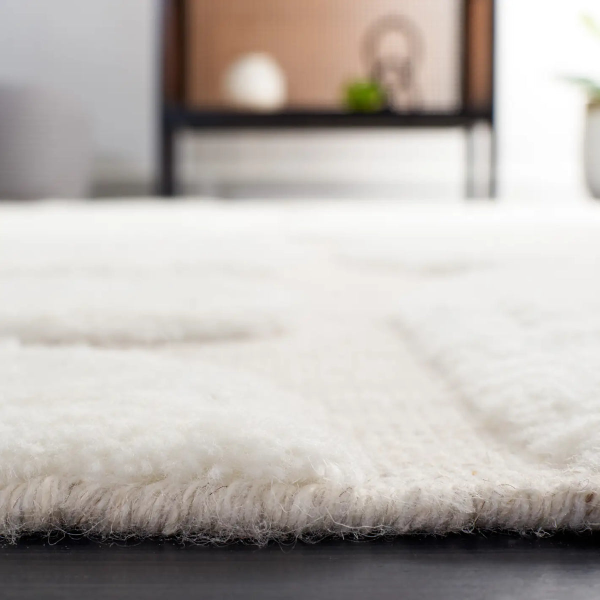 Safavieh Manhattan 4'-0" x 6'-0" Rug in Ivory / Beige