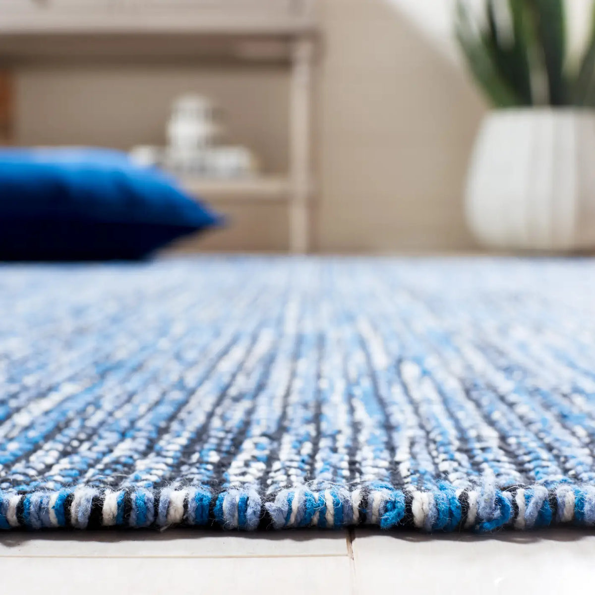 Safavieh Montauk 4'-0" x 6'-0" Rug in Blue / Black