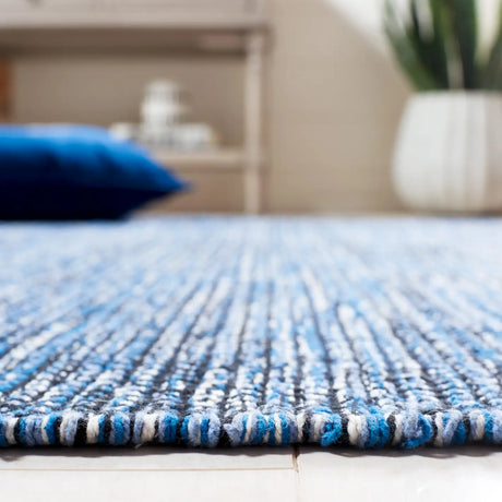 Safavieh Montauk 4'-0" x 6'-0" Rug in Blue / Black