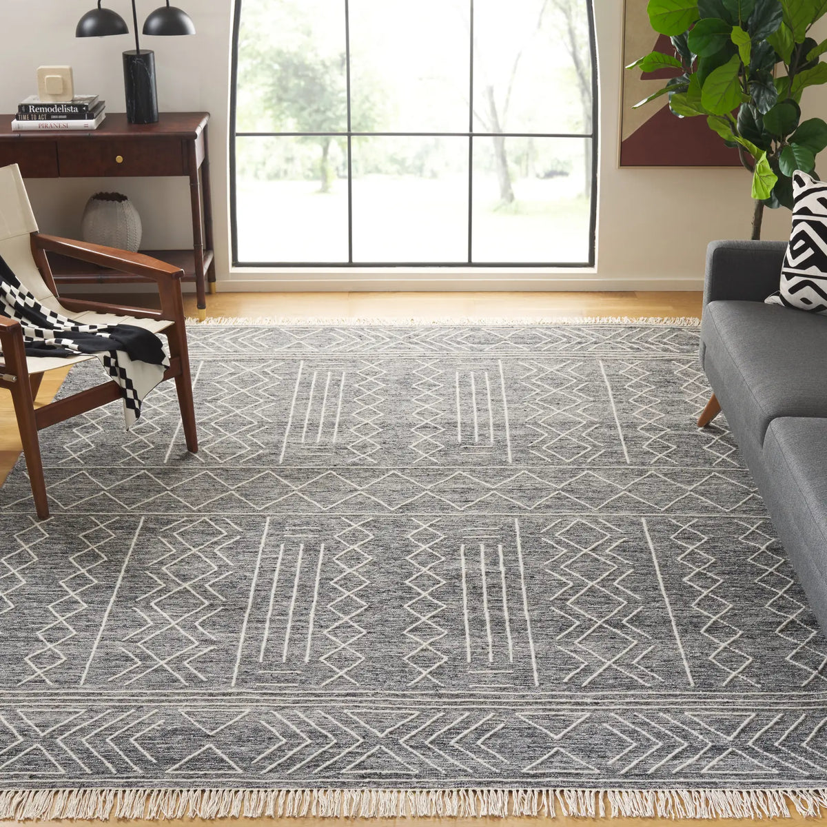 Safavieh Kilim 8'-0" x 10'-0" Rug in Black / Ivory