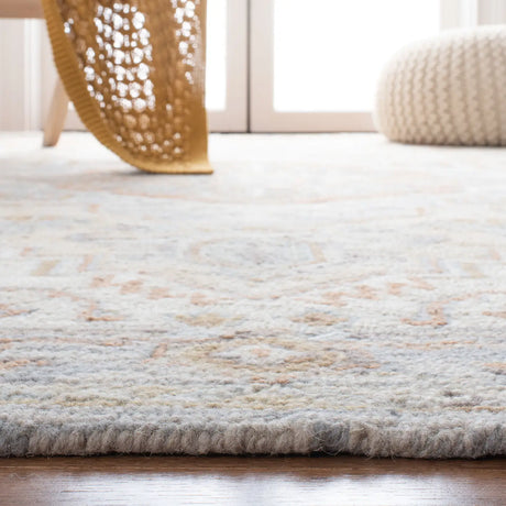 Safavieh Heritage 4'-0" x 6'-0" Rug in Beige / Grey