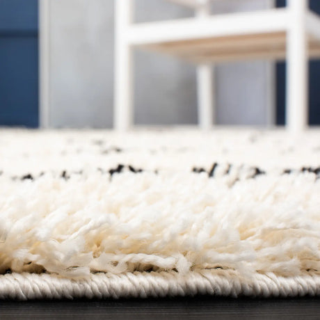 Safavieh Venus Shag 600 4'-0" x 6'-0" Rug in Ivory / Black