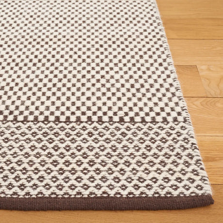 Safavieh Vermont 4'-0" x 6'-0" Rug in Brown / Ivory