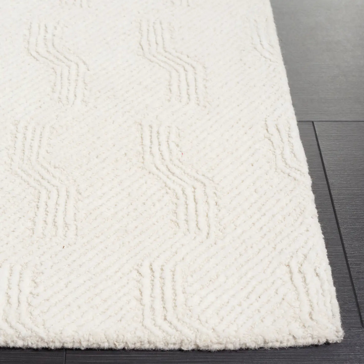 Safavieh Glamour 4'-0" x 6'-0" Rug in Ivory