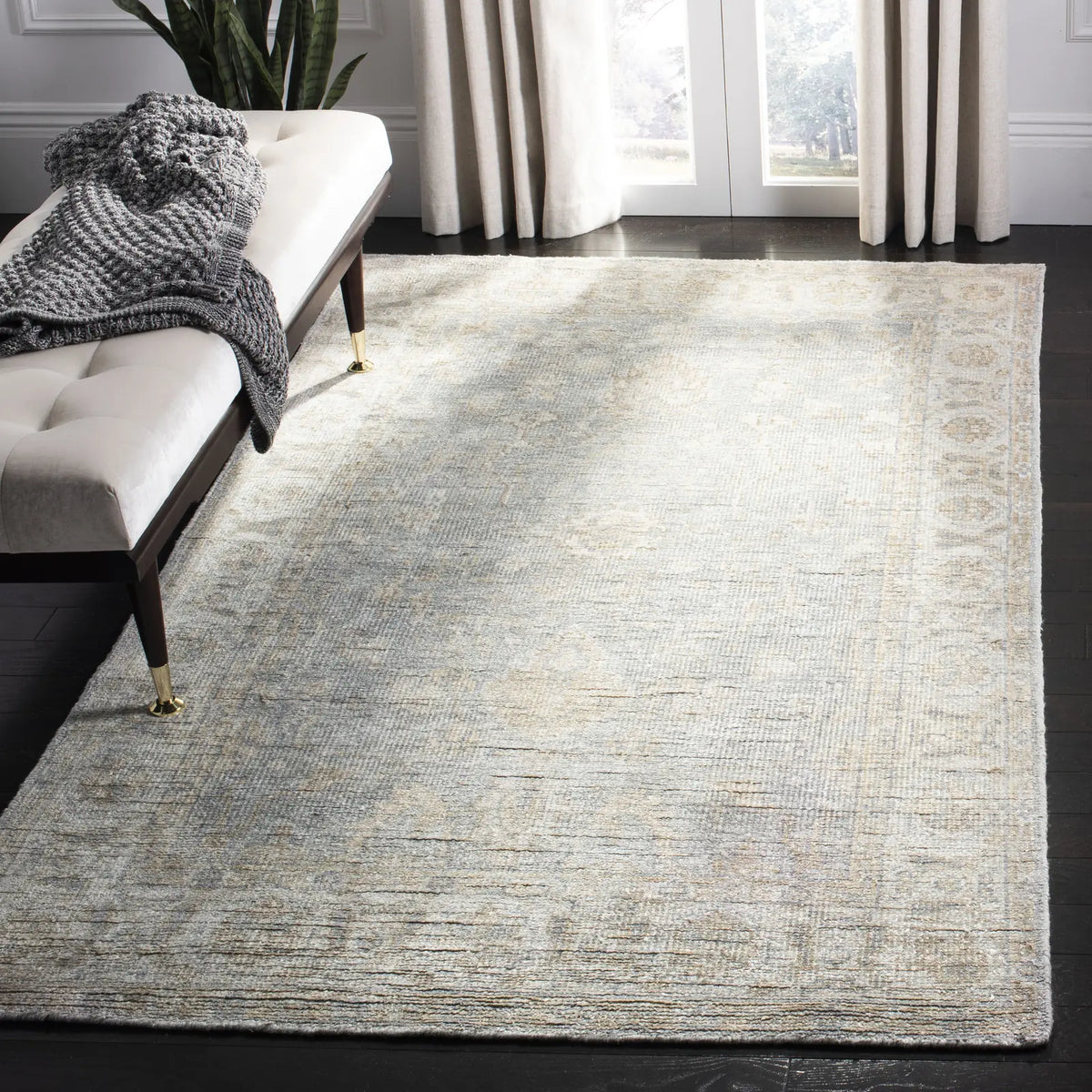 Safavieh Maharaja 4'-0" x 6'-0" Rug in Light Blue / Ivory