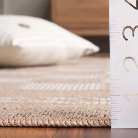 Safavieh Aspect 5'-3" x 7'-6" Rug in Natural / Ivory