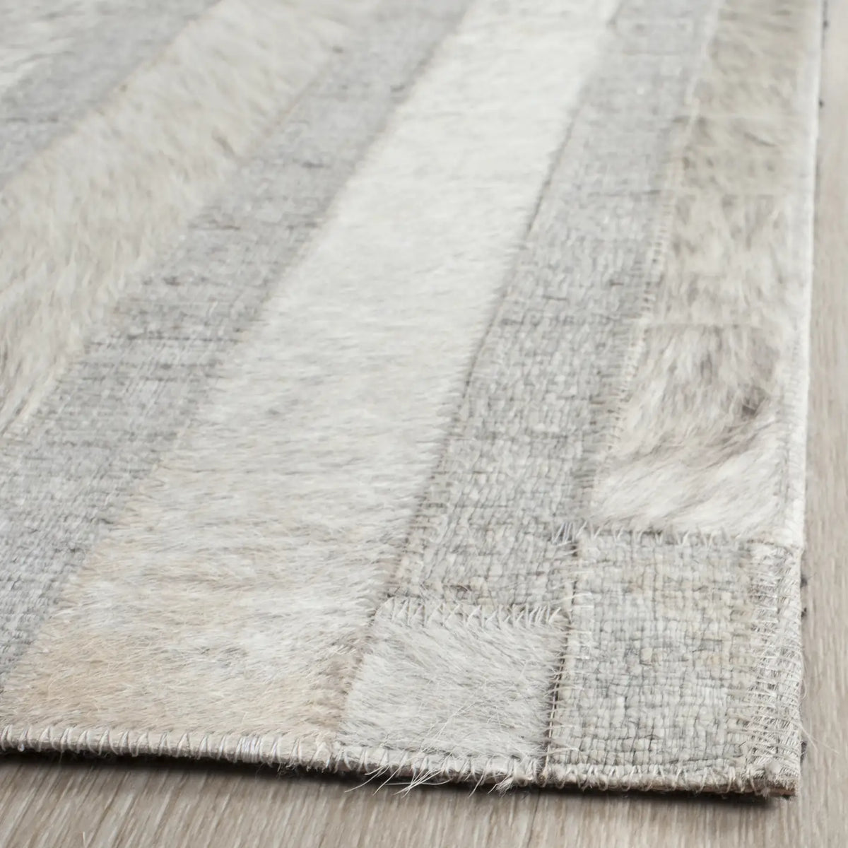 Safavieh Studio Leather 4'-0" x 6'-0" Rug in Ivory / Grey