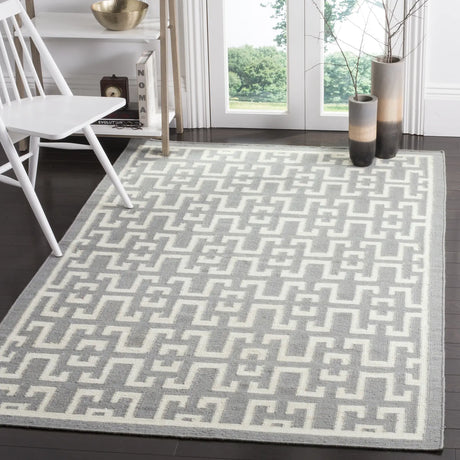 Safavieh Dhurries 4'-0" x 6'-0" Rug in Soft Grey / Ivory
