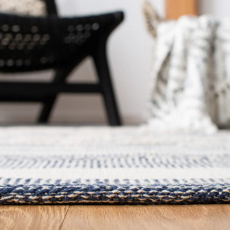 Safavieh Striped Kilim 4'-0" x 6'-0" Rug in Navy / Ivory
