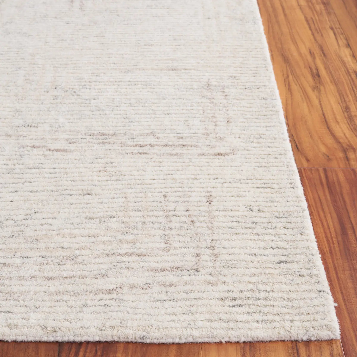 Safavieh Ebony 4'-0" x 6'-0" Rug in Ivory / Beige