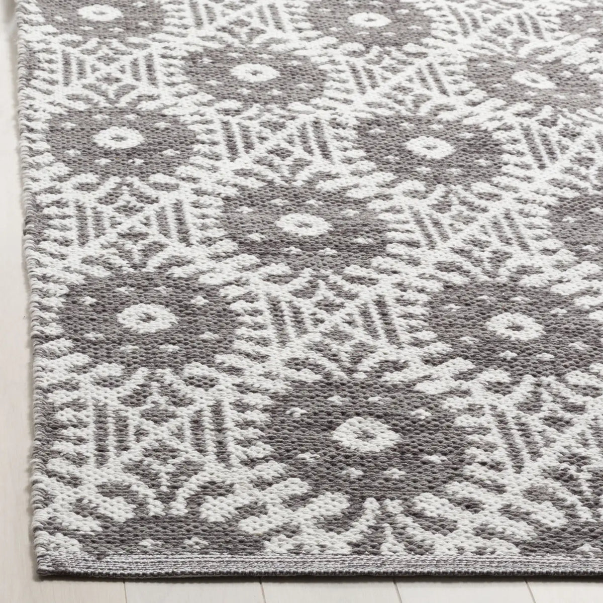 Safavieh Montauk 5'-0" x 8'-0" Rug in Charcoal / Ivory