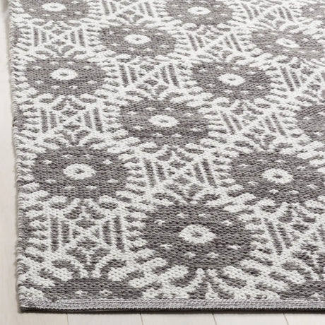Safavieh Montauk 5'-0" x 8'-0" Rug in Charcoal / Ivory