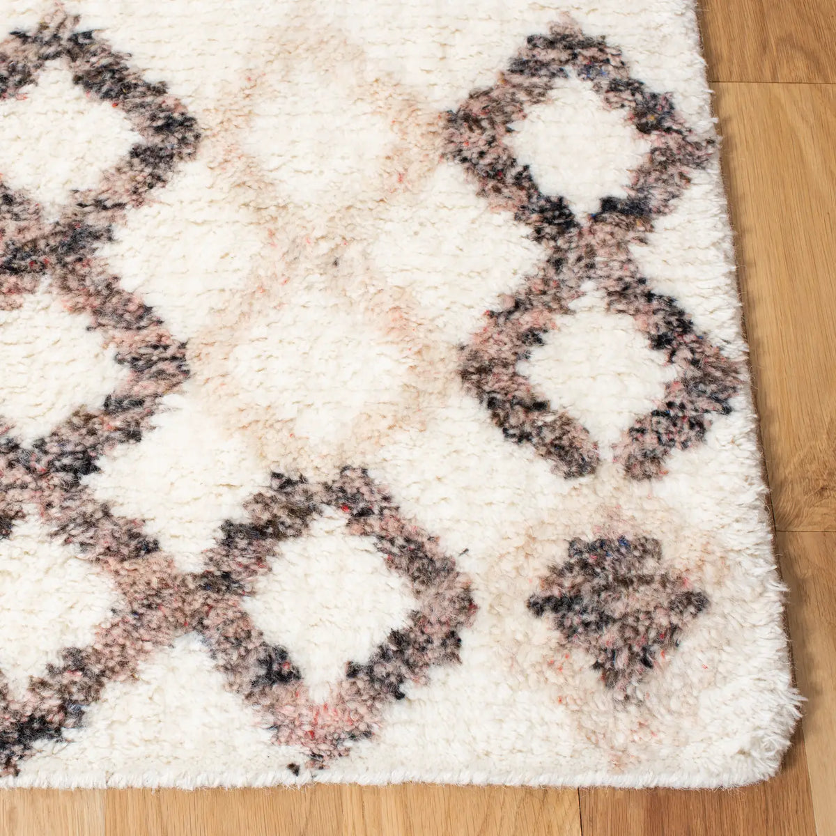 Safavieh Casablanca 4'-0" x 6'-0" Rug in Ivory / Pink