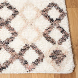 Safavieh Casablanca 4'-0" x 6'-0" Rug in Ivory / Pink
