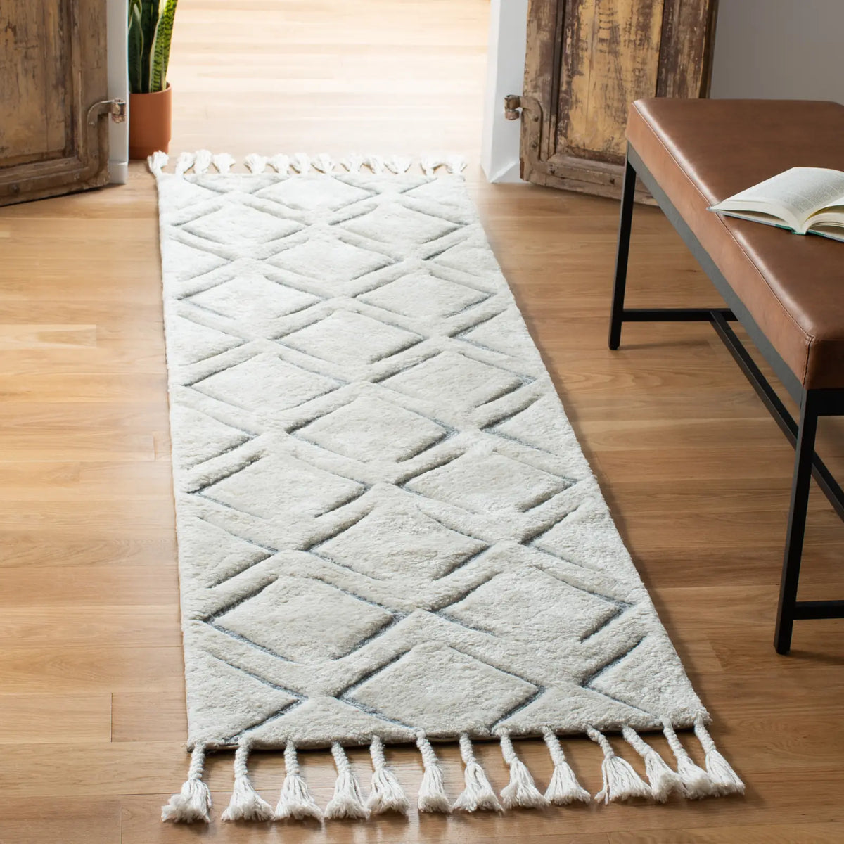 Safavieh Sahara 2'-3" x 8'-0" Rug in Ivory / Grey