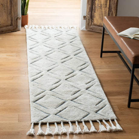 Safavieh Sahara 2'-3" x 8'-0" Rug in Ivory / Grey