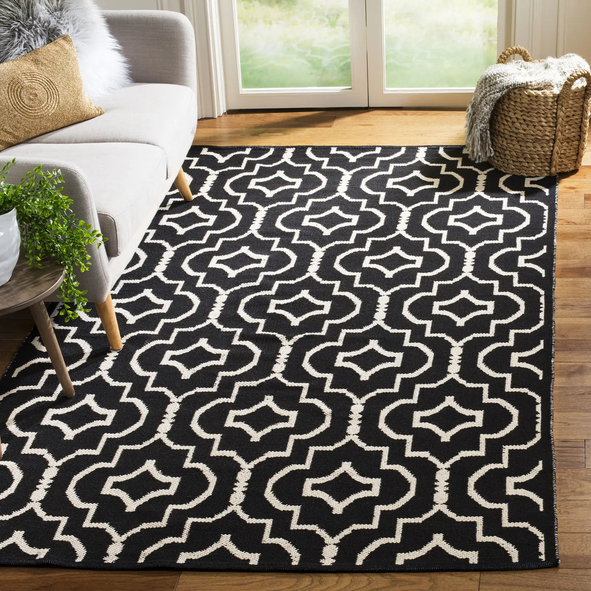 Safavieh Montauk 4'-0" x 6'-0" Rug in Black / Ivory