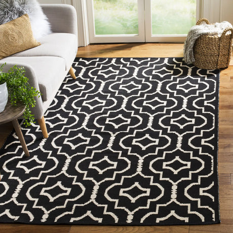 Safavieh Montauk 4'-0" x 6'-0" Rug in Black / Ivory