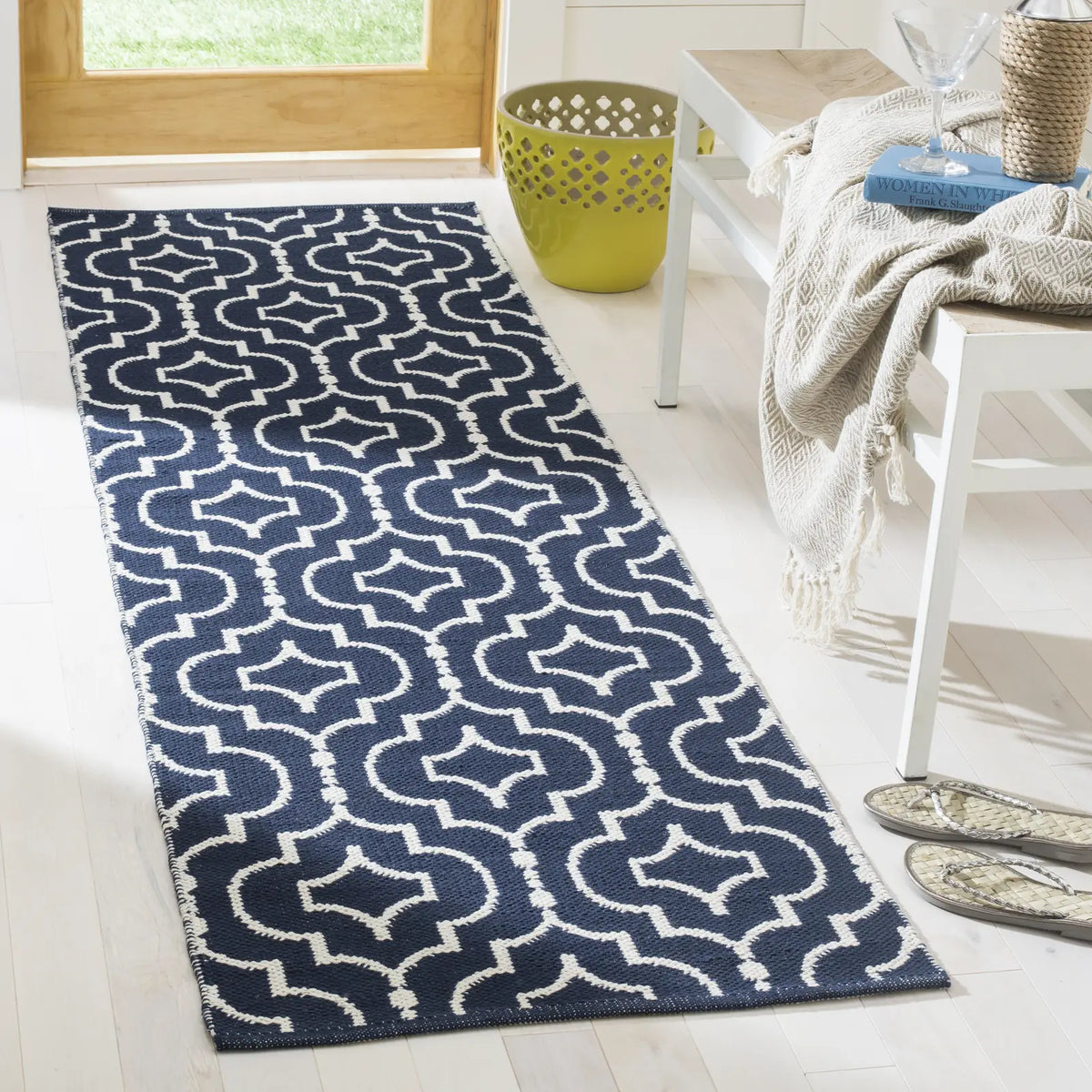 Safavieh Montauk 2'-3" x 7'-0" Rug in Navy / Ivory