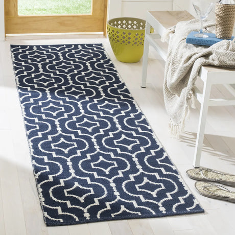 Safavieh Montauk 2'-3" x 7'-0" Rug in Navy / Ivory