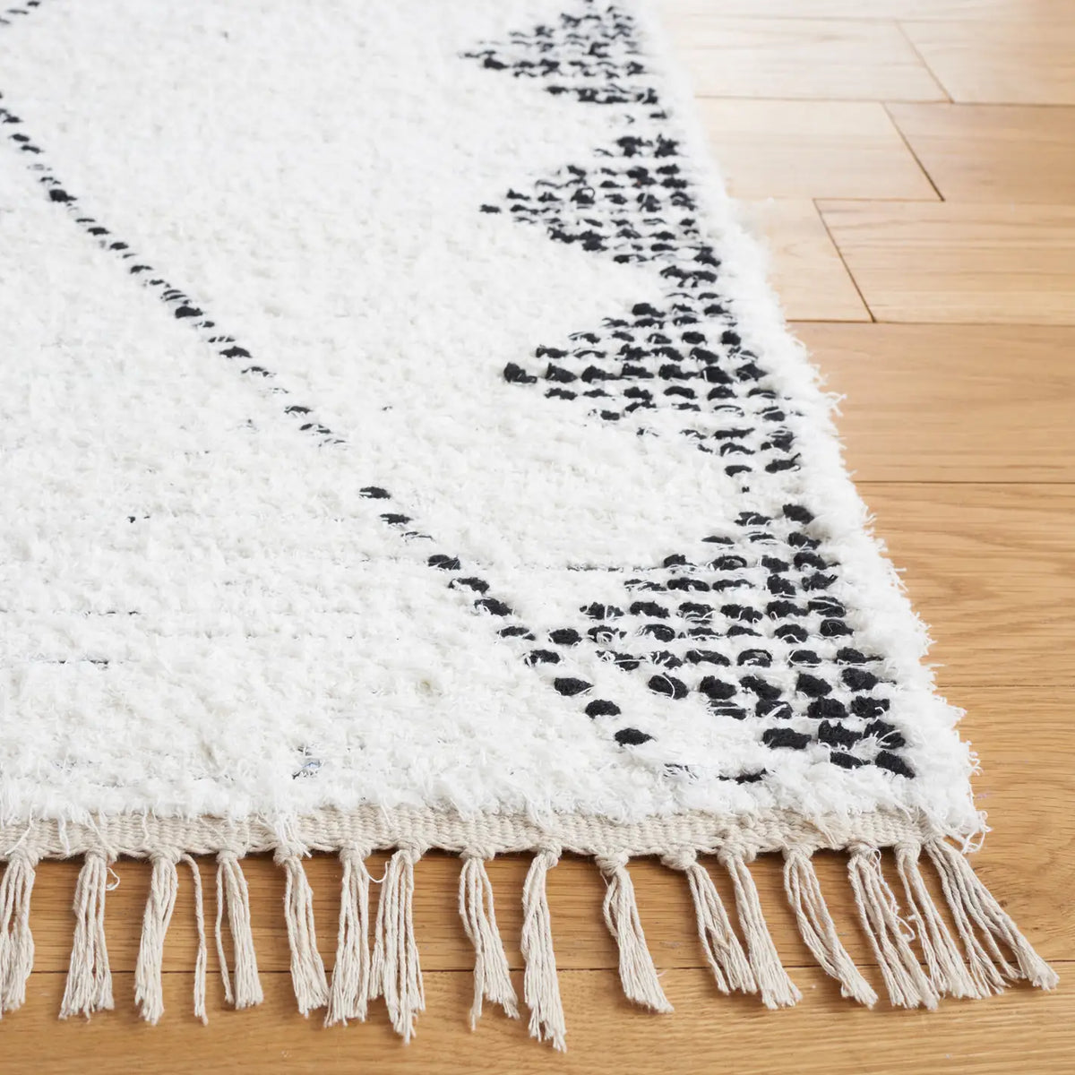 Safavieh Casablanca 4'-0" x 6'-0" Rug in Ivory / Black