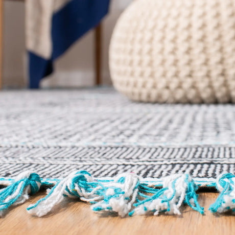 Safavieh Montauk 5'-0" x 8'-0" Rug in Turquoise / Multi