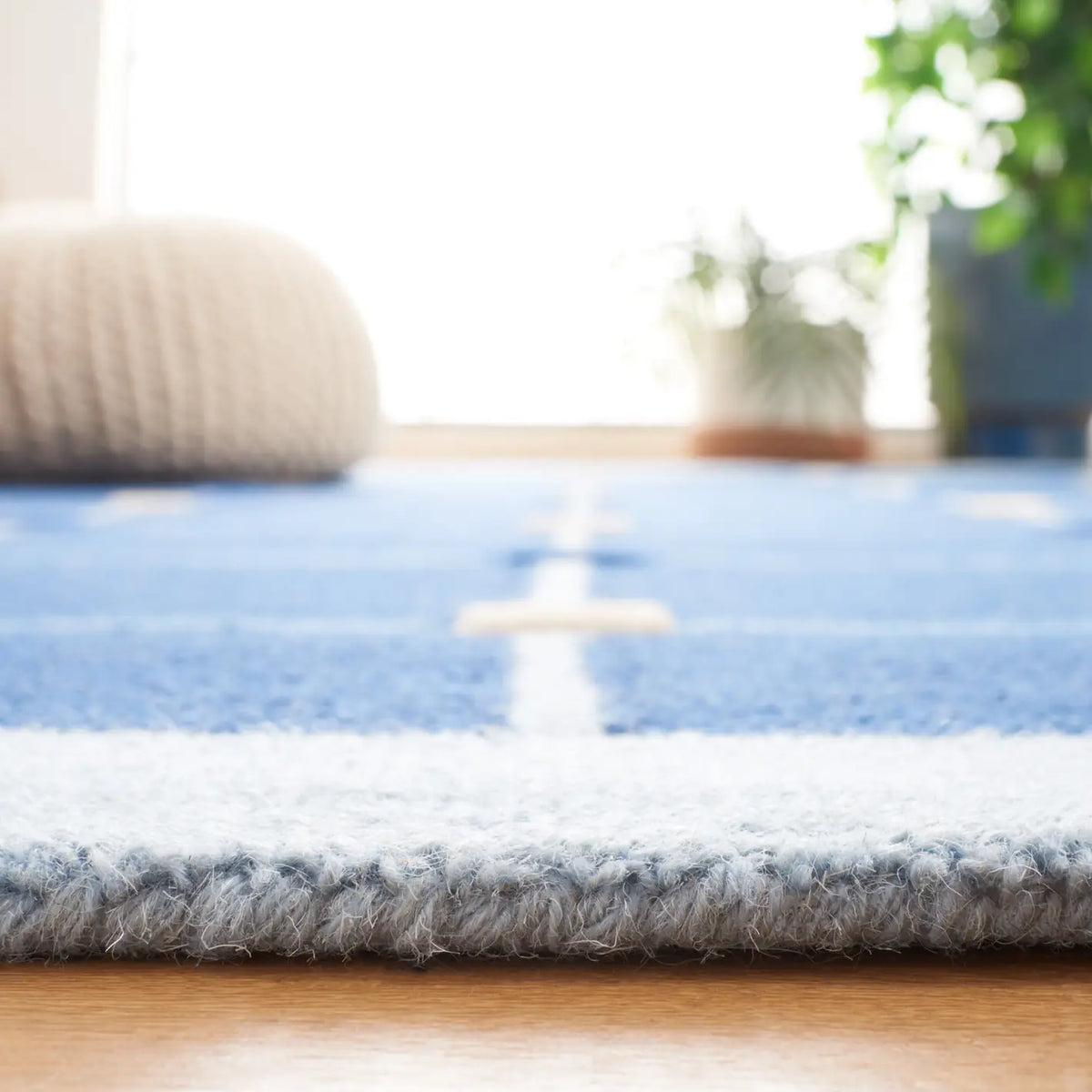 Safavieh Genre 4'-0" x 6'-0" Rug in Blue / Beige