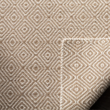 Safavieh Oasis 6'-0" x 9'-0" Rug in Brown / Ivory