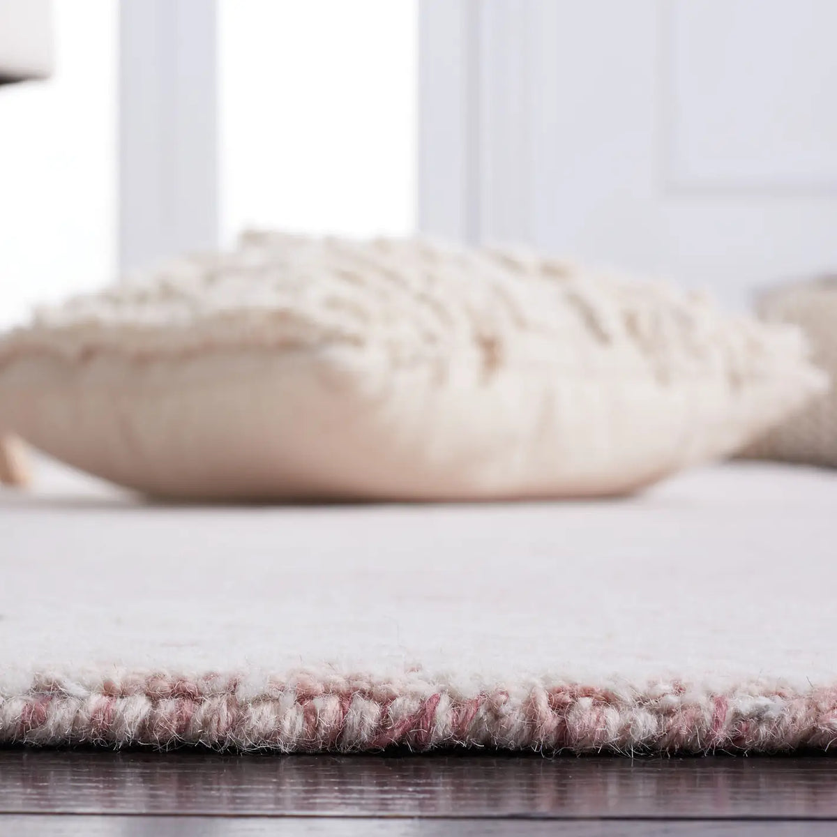 Safavieh Metro 4'-0" x 6'-0" Rug in Pink / Ivory