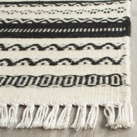 Safavieh Kilim 5'-0" x 8'-0" Rug in Ivory / Black