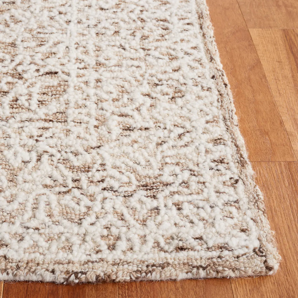 Safavieh Ebony 4'-0" x 6'-0" Rug in Brown / Ivory