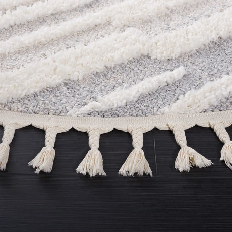 Safavieh Moroccan Tassel Shag 6'-7" x 6'-7" Rug in Beige / Ivory