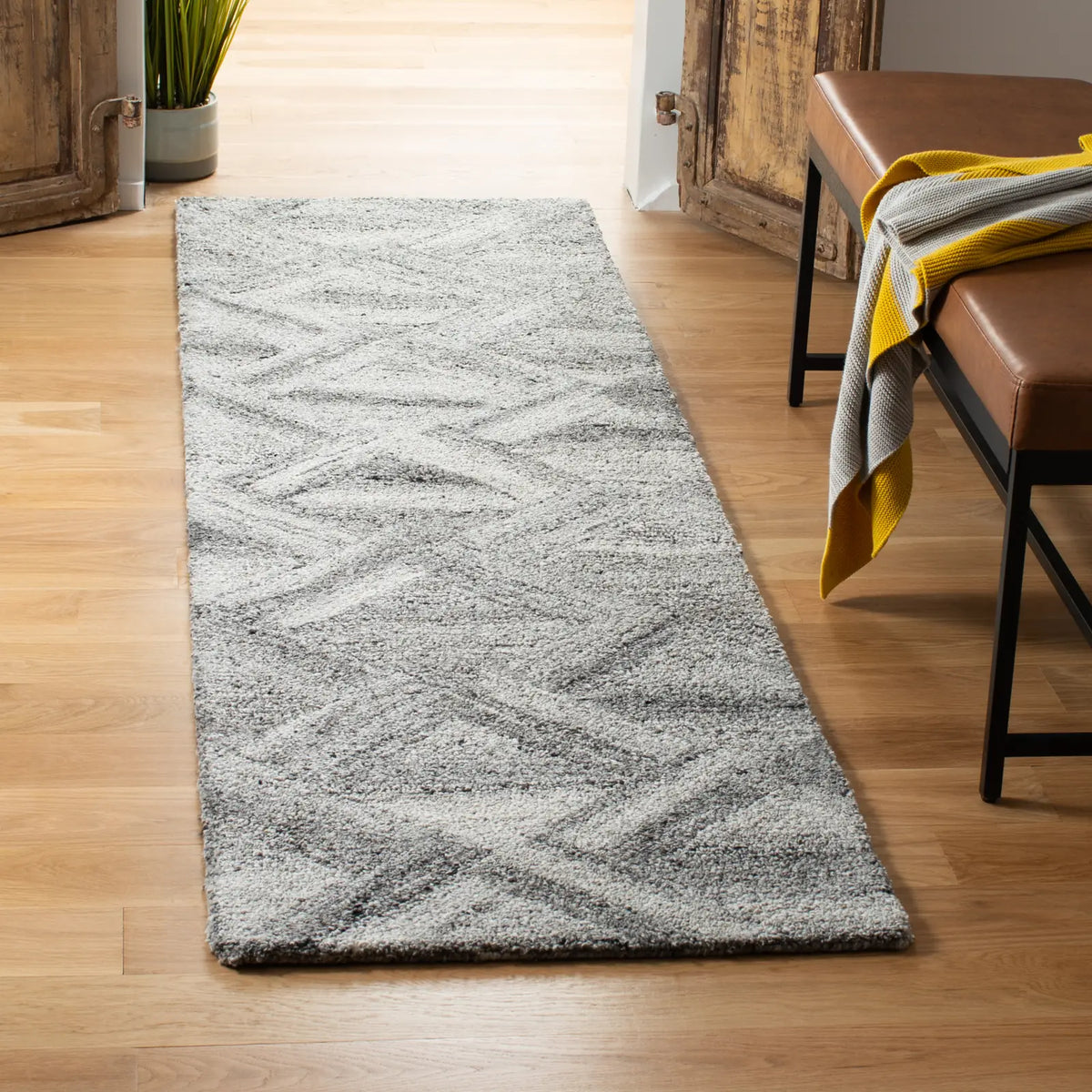 Safavieh Abstract 2'-3" x 8'-0" Rug in Grey / Black