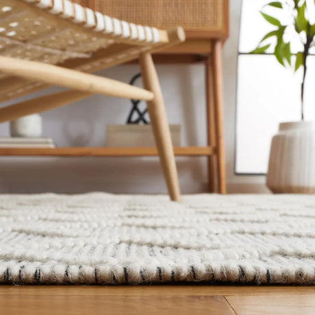Safavieh Vermont 4'-0" x 6'-0" Rug in Black / Ivory