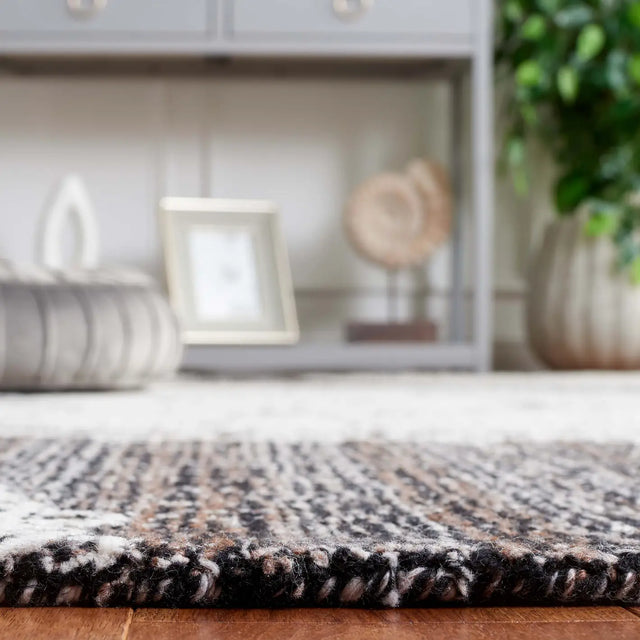 Safavieh Ebony 4'-0" x 6'-0" Rug in Brown / Ivory