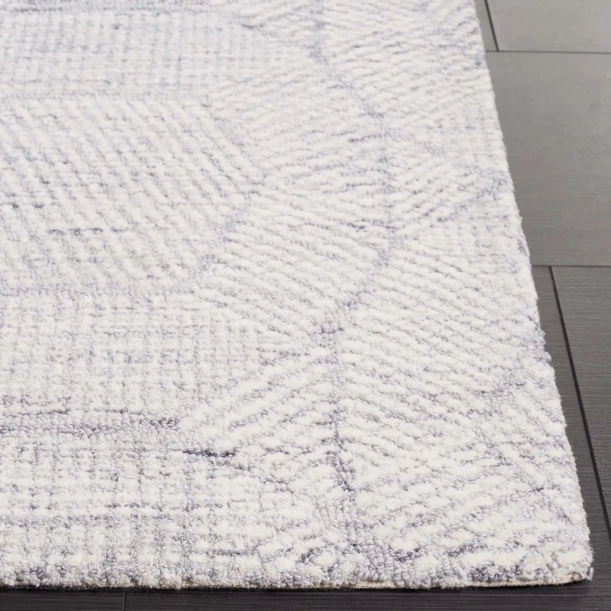 Safavieh Metro 4'-0" x 6'-0" Rug in Light Grey
