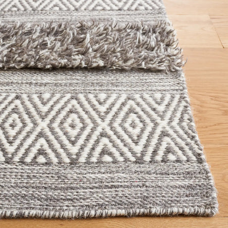 Safavieh Vermont 4'-0" x 6'-0" Rug in Brown / Ivory